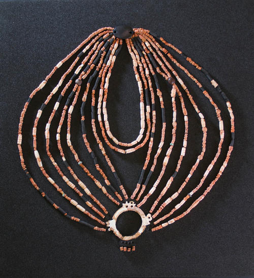 Nach über zwei Jahren der wissenschaftlichen Erforschung, Konservierung und Rekonstruktion ist das 9000 Jahre alte Collier, das im Grab eines Kindes entdeckt wurde, im Museum von Petra der Öffentlichkeit zugänglich gemacht worden.