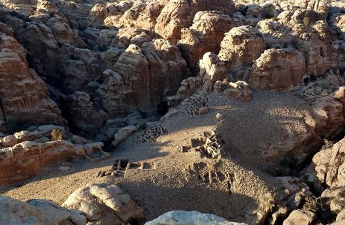 Von tiefen Schluchten umgeben, auf einem Hochplateau liegt die jungsteinzeitliche Siedlung von Ba`ja in mitten der Berge der Petra Region in Südjordanien.