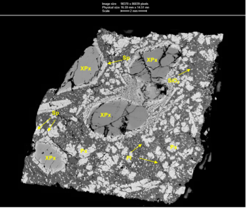 Rückstreuelektronenbild des Gefüges eines Dünnschliffes von EC 002. Große Kristalle des Minerals Orthopyroxen finden sich in einer feinkörnigen Matrix aus Feldspat, Pyroxen und anderen Mineralen. Die Länge des Balkens in der Bildüberschrift ist 2 mm.