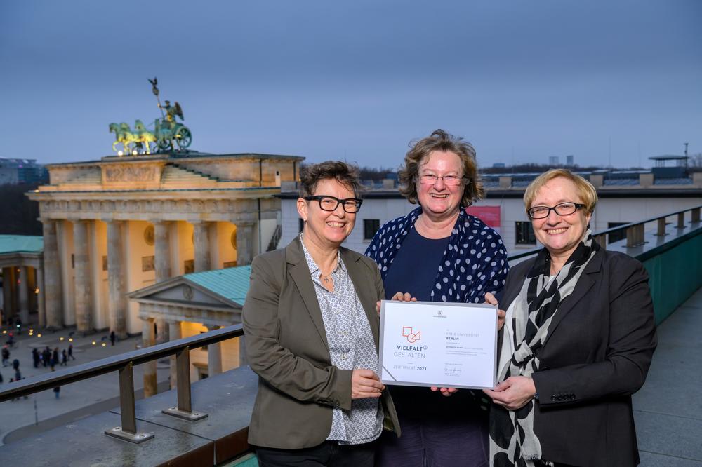 Gabriele Rosenstreich, die Auditorin Ute Zimmermann und Prof. Dr. Verena Blechinger-Talcott