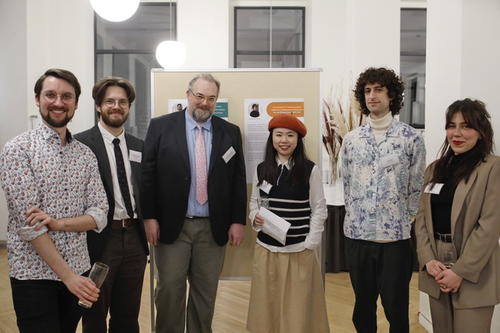 Doktorand*innen des ersten Jahrgangs der IMPRS-KIR mit dem Hauptredner Simon Werret. V.l.n.r.: Christopher Klauke, Jakob K. Hellstenius, Simon Werrett (University College London), Lejie Zeng, Riaz Howey, Zeynep E. Pulaş.