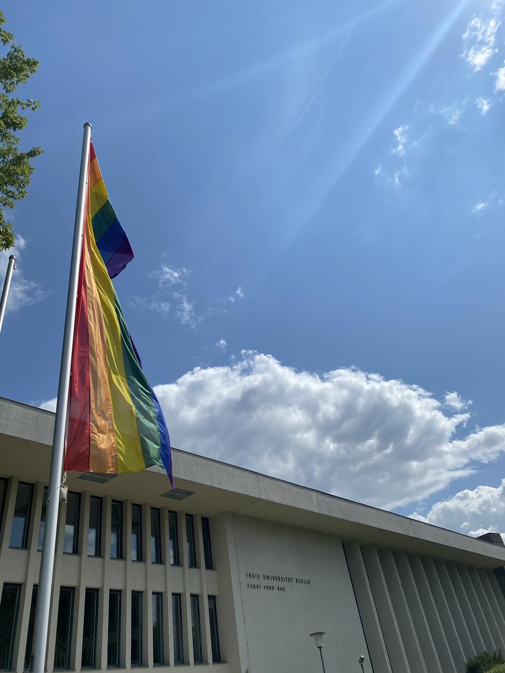 Regenbogenflagge am Henry-Ford-Bau der Freien Universität Berlin