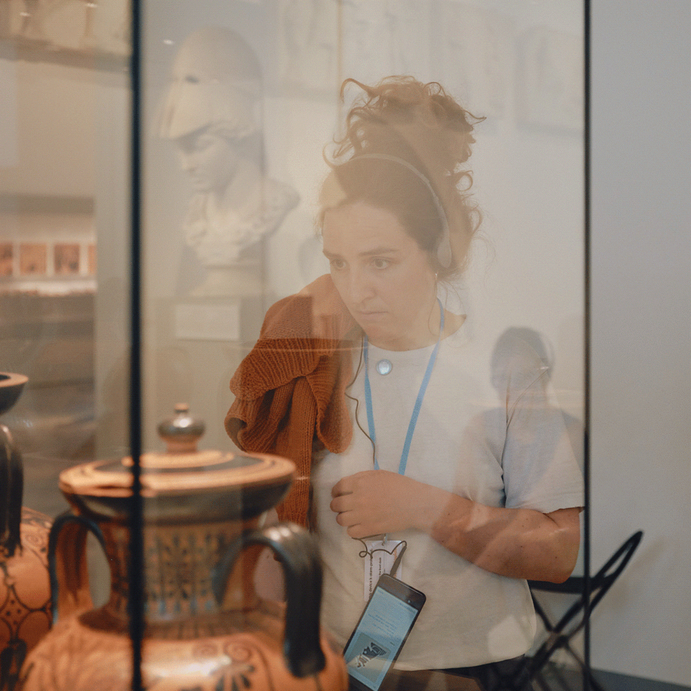 Hörveranstaltung „THE SOUND OF SCIENCE: Die Kopfgeburt der Athene“ in der Antikensammlung im Alten Museum, Staatliche Museen zu Berlin, 04.07.2023 © SFB 980, Christina Stivali