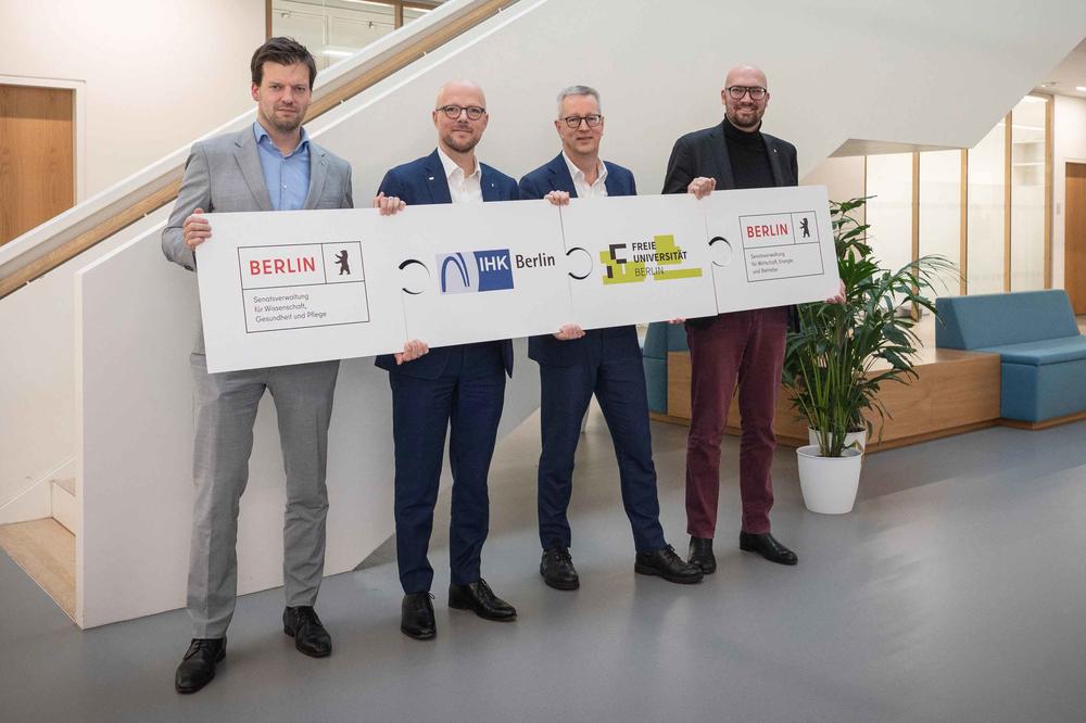 (v.l.n.r.): Henry Marx, Staatssekretär für Wissenschaft und Forschung, Sebastian Stietzel, Präsident IHK Berlin, Prof. Dr. Günter M. Ziegler, Präsident der Freien Universität Berlin, Michael Biel, Staatssekretär für Wirtschaft.