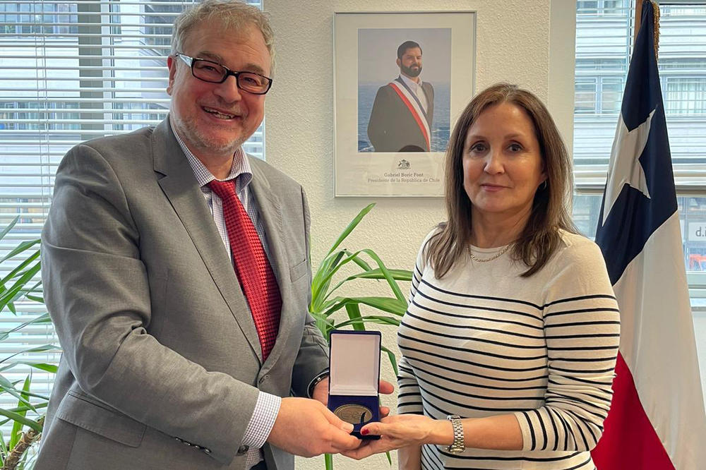 Die Botschafterin der Republik Chile, Magdalena Atria, überreicht Stefan Rinke stellvertretend für das LAI die Medaille.