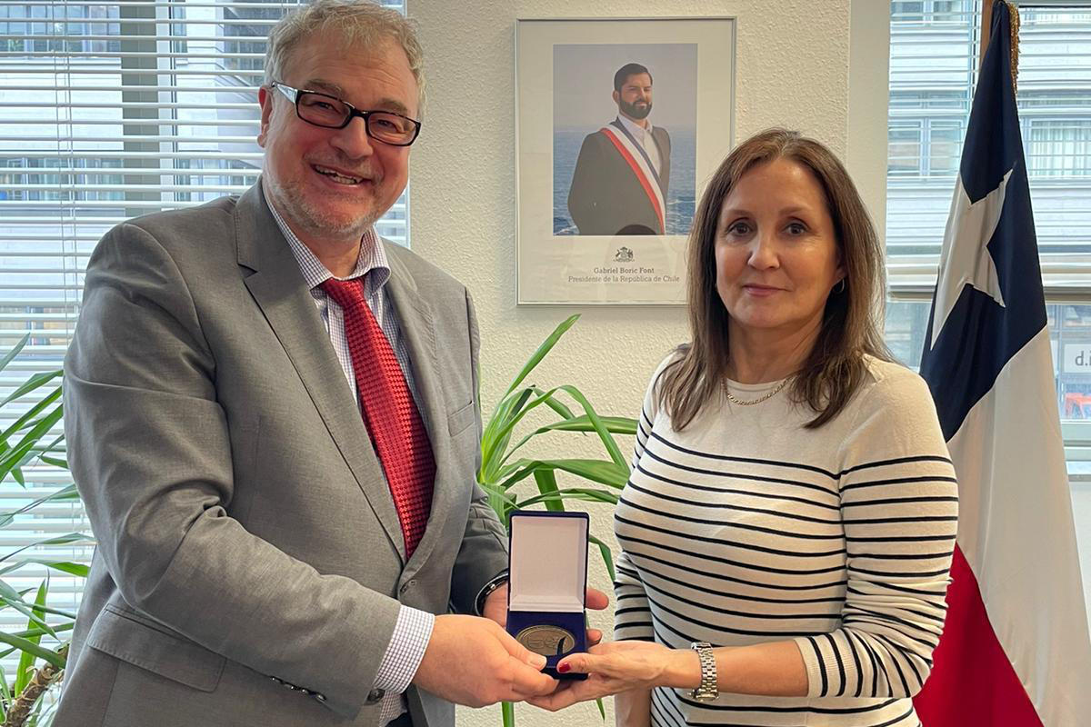 Die Botschafterin der Republik Chile, Magdalena Atria, überreicht Stefan Rinke stellvertretend für das LAI die Medaille.