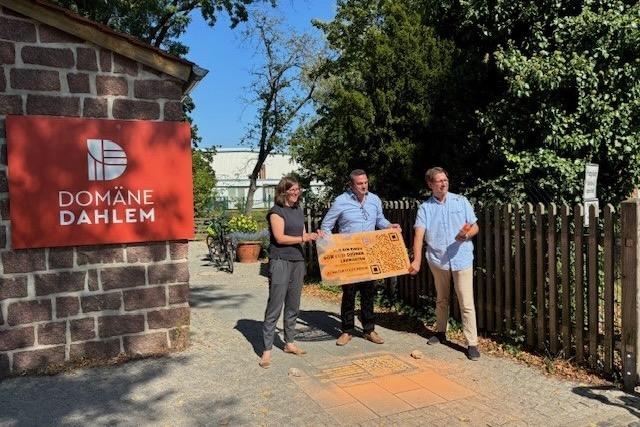v.l.n.r.: Judith Hübner, Bezirksstadtrat Urban Aykal und Steffen Otte, GF der Domäne Dahlem