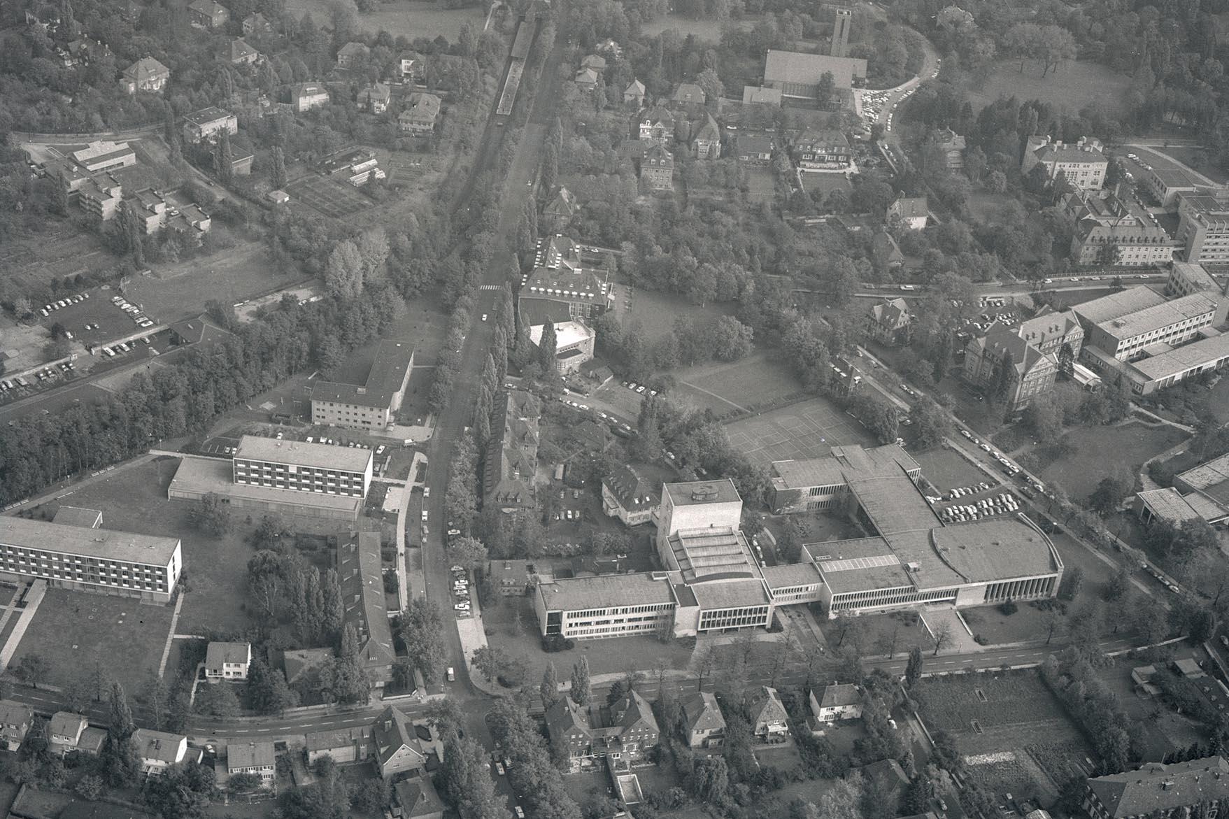 Luftbildaufnahme des Campus Dahlem zwischen Garystraße und Ihnestraße. Zu sehen sind das Osteuropa-Institut, das Otto-Suhr-Institut und der Gebäudekomplex mit Universitätsbibliothek und Henry-Ford-Bau (v.l.n.r.)