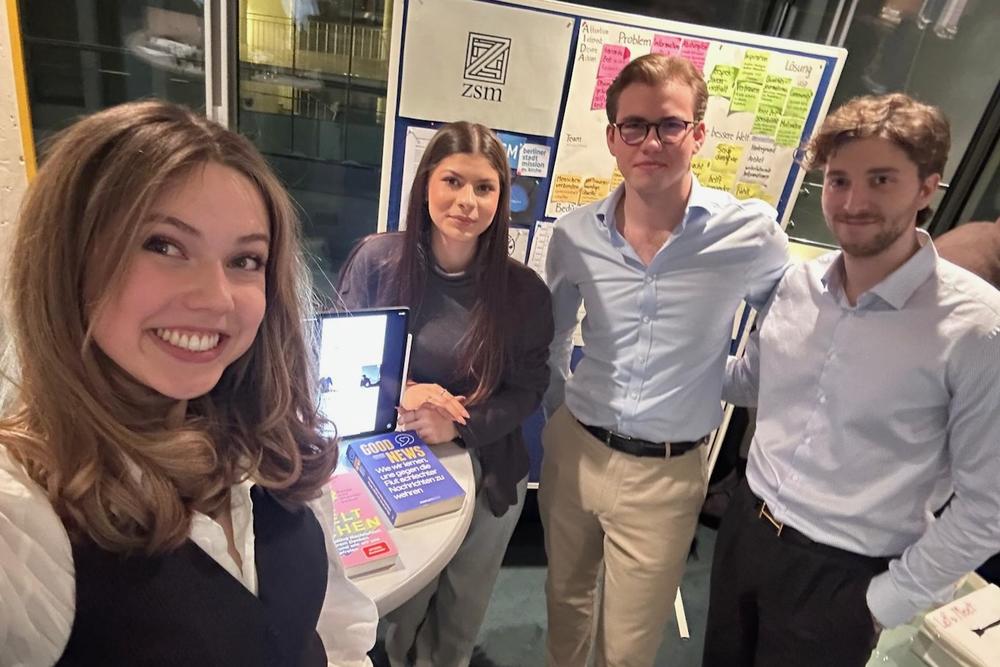 Mit einer Plattform für konstruktiven Journalismus gewann das Team ZSM mit den FU-Studierenden Fynn Hecker, Hacer Nur Disli, Leon Semlerub, Sharlie Degraa, Viktoria-Anna Wisniewski den Sonderpreis beim 37. Funpreneur-Wettbewerb.