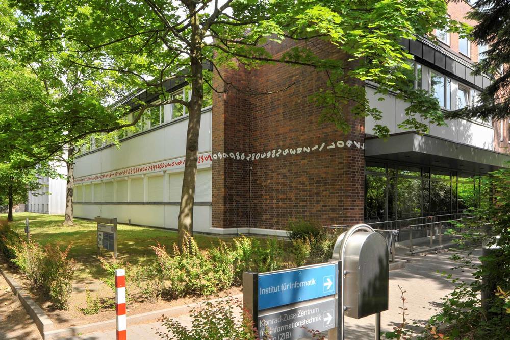 Das Mathematikgebäude der Freien Universität Berlin mit der künstlerischen Darstellung der PI-Zahl auf der Fassade.
