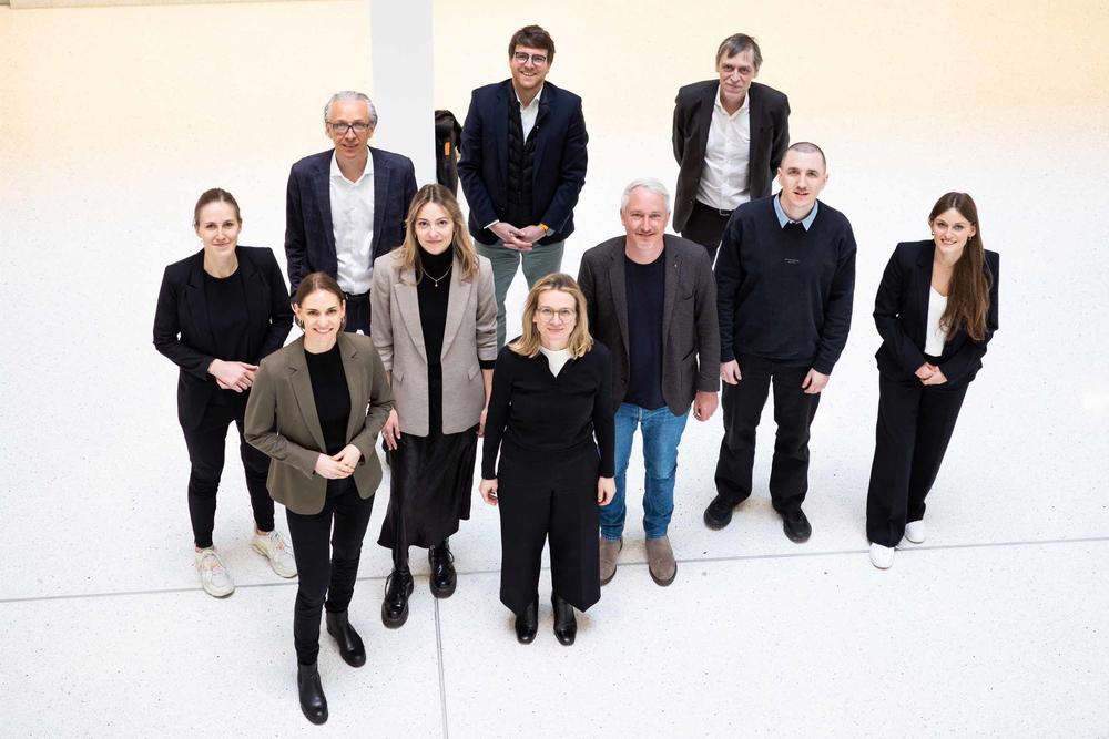 Claudia Müller-Birn (Mitte), Informatik-Professorin an der Freien Universität, mit Kooperationspartner*innen des Forschungsprojekts EMPOWER-U.
