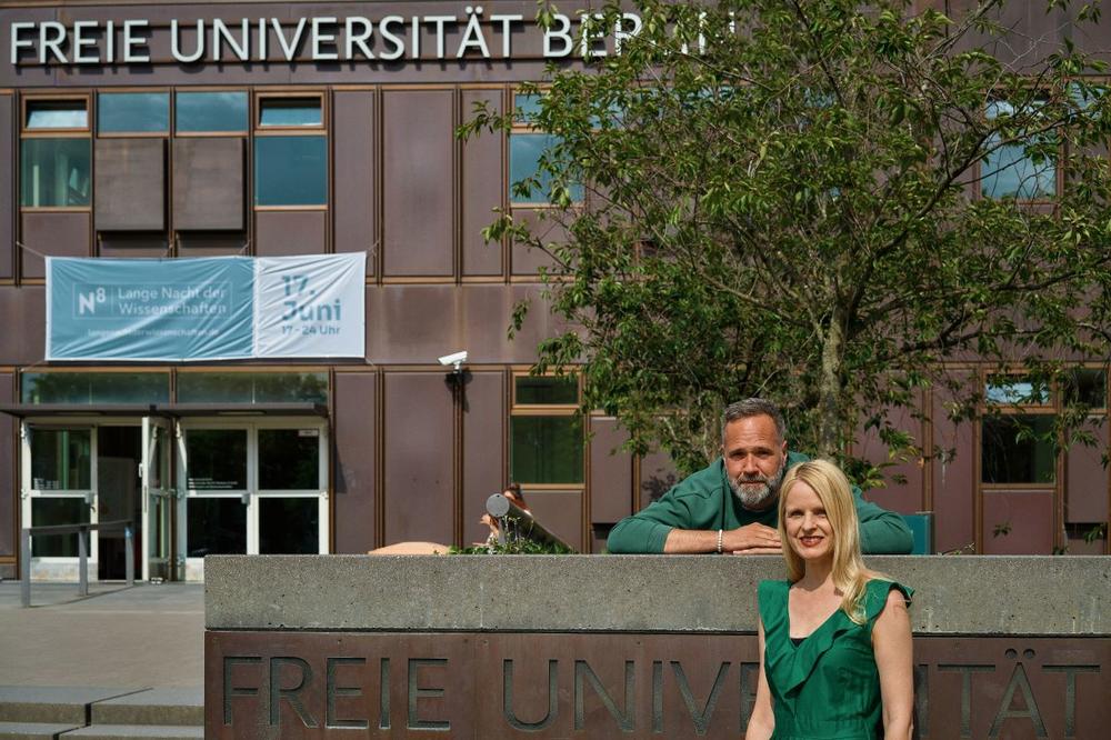 Portrait der Ansprechpartner*in der Veranstaltung vor einem Gebäude der Freien Universität Berlin
