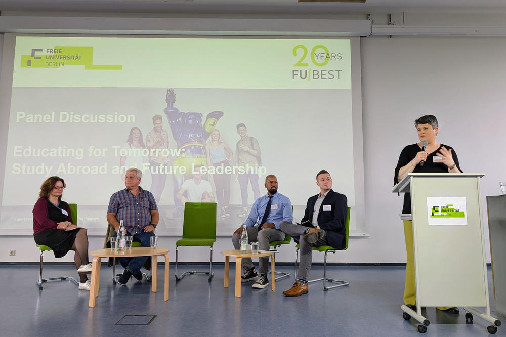 Auf der Jubiläumsveranstaltung diskutierten (v.l.n.r.) Gesa Heym, Dr. Ingo Peters, Andrew Lamotte, Jacob Badin und Dr. Kristina Rödder über die Bedeutung von internationaler Bildung und Auslandsstudien.