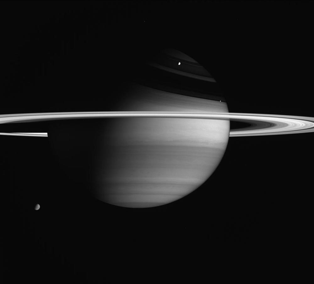 Enceladus ist der Saturnmond mit der hellsten Oberfläche und mit 505 Kilometern Durchmesser der sechstgrößte Mond des Saturn. Hier ist er direkt oberhalb der Ringe rechts im Bild zu sehen.