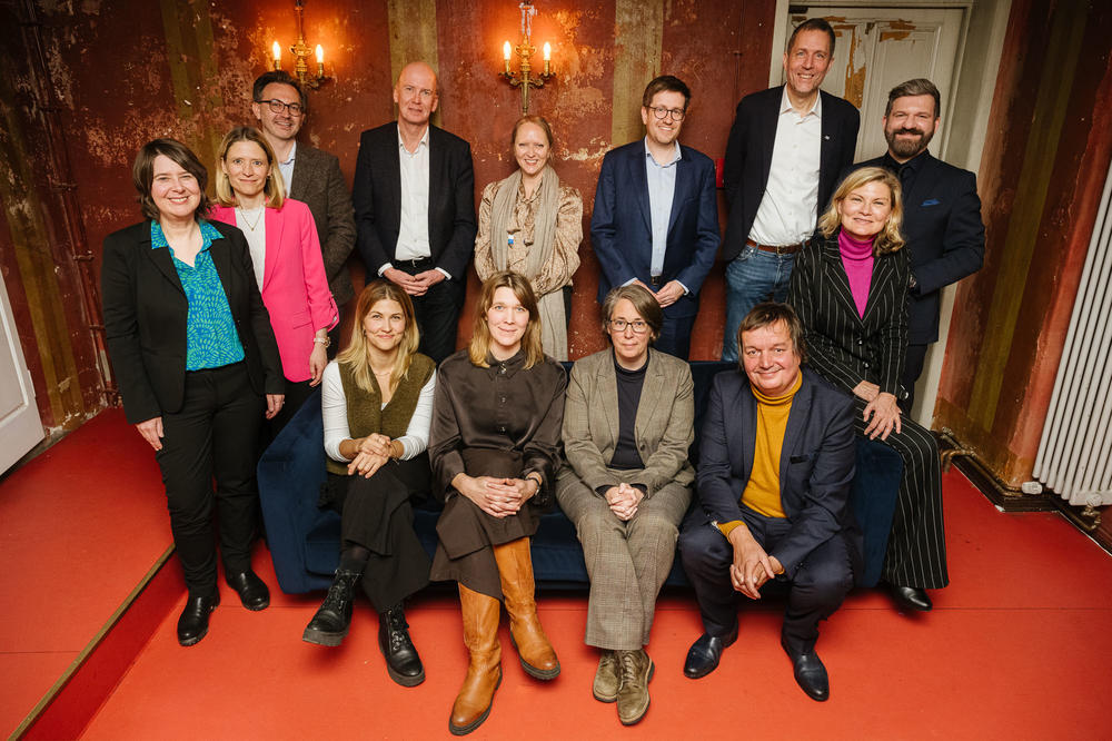 Die Jury des Wisskom-Awards 2025 zusammen mit den Preisträger*innen Dr. Alina Bothe und Dr. Christoph Kreutzmüller vom Projekt #LastSeen sowie Annika Middeldorf und Constanze Kaul vom FU-Kommunikationsteam.