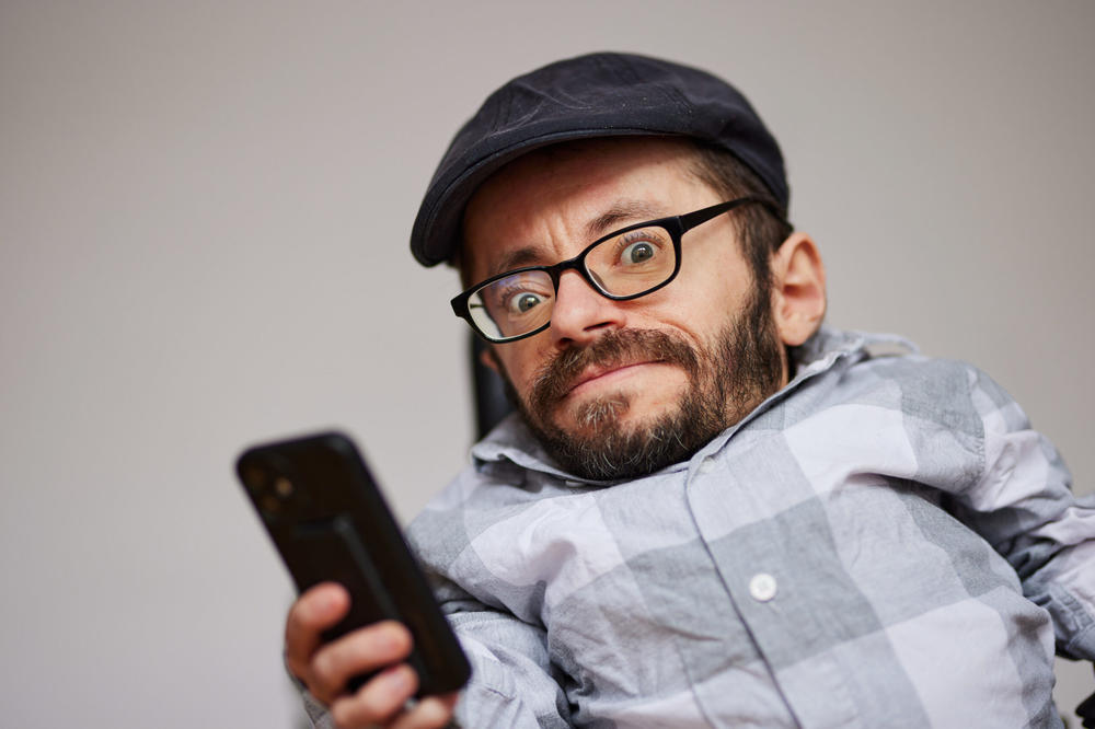 Der Aktivist für Inklusion und Barrierefreiheit Raul Krauthausen hält einen Vortrag an der FU Berlin.