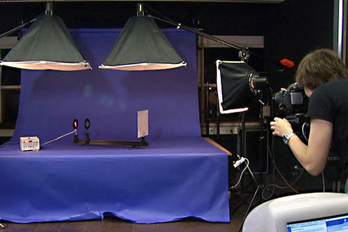 Im Fotolabor werden die Animationsaufnahmen eines Experiments gemacht.