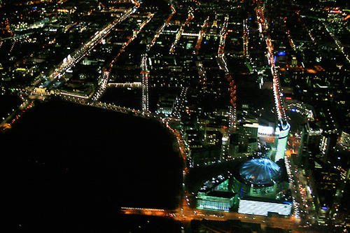 Berlin ist auch nachts an vielen Orten taghell: Die „Lichtverschmutzung“ bringt den Biorhythmus von Mensch und Tier durcheinander. Hier: Potsdamer Platz mit der Leipziger Straße (rechts) und der Tiergarten (links).