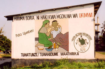 Wandbilder fungieren wie Kampagnenplakate und thematisieren die häusliche Krankenpflege in urbanen Räumen Tansanias