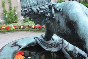 Narziss, hier im Schloss Cecilienhof in Potsdam, wies die Liebe einer Nymphe zurück. Er wurde verflucht, sich in das erste Wesen zu verlieben, das er erblickte – es wurde sein Spiegelbild.