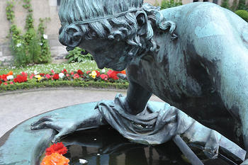 Narziss, hier im Schloss Cecilienhof in Potsdam, wies die Liebe einer Nymphe zurück. Er wurde verflucht, sich in das erste Wesen zu verlieben, das er erblickte – es wurde sein Spiegelbild.