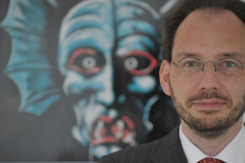 Literaturwissenschaftler Stefan Keppler-Tasaki hat den ersten deutschsprachigen Sammelband zum Vampirfilm herausgegeben.