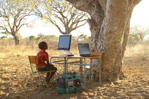 Forschung im Schatten des Mangetti-Baums: Eine Probandin aus Namibia nimmt an einem Projekt des Clusters „Languages of Emotion“ teil, bei dem Gesichtsmimik mithilfe eines Blickbewegungsmessers erkannt wird.