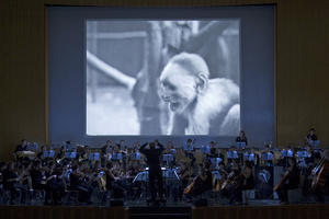Lights off, sound on. During the “Long Night of Science” at Freie Universität, the Collegium Musicum symphony orchestra accompanied a silent movie.