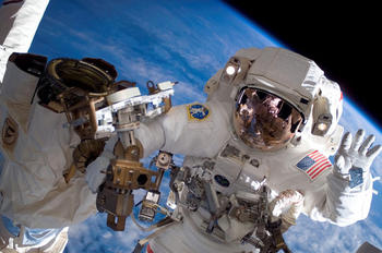 Arbeiten an der Internationalen Raumstation ISS: Der Astronaut Clay Anderson (im Bild) und Fyodor N. Yurchikhin installierten 2007 während ihres mehr als siebenstündigen Aufenthalts im All eine Kamera.