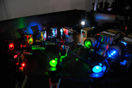 Forschung mit moderner Technik: Mithilfe spezieller Laser und Röntgenstrahlen untersuchen die Wissenschaftler Eigenschaften von Flüssigkeiten und Materialien in Lösung.