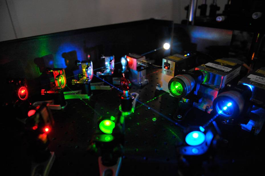 Forschung mit moderner Technik: Mithilfe spezieller Laser und Röntgenstrahlen untersuchen die Wissenschaftler Eigenschaften von Flüssigkeiten und Materialien in Lösung.