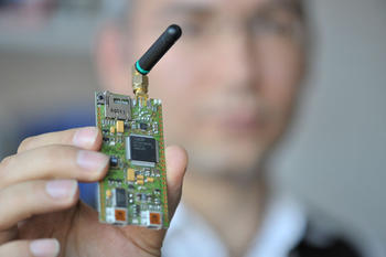 Winzig sind die kleinen Rechner, die Mesut Güneş entwickelt. Sie haben kleine Antennen und ähneln in Form und Größe einer Platine - und sie werden die elektronische Kommunikation zwischen Mensch, Umwelt und Maschine verändern.