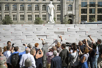 A campaign against hate and smears: Politicians, activists, and passersby came together on Berlin’s Gendarmenmarkt on September 5, 2017, to smash a wall made of expanded polystyrene foam bearing hate speech.