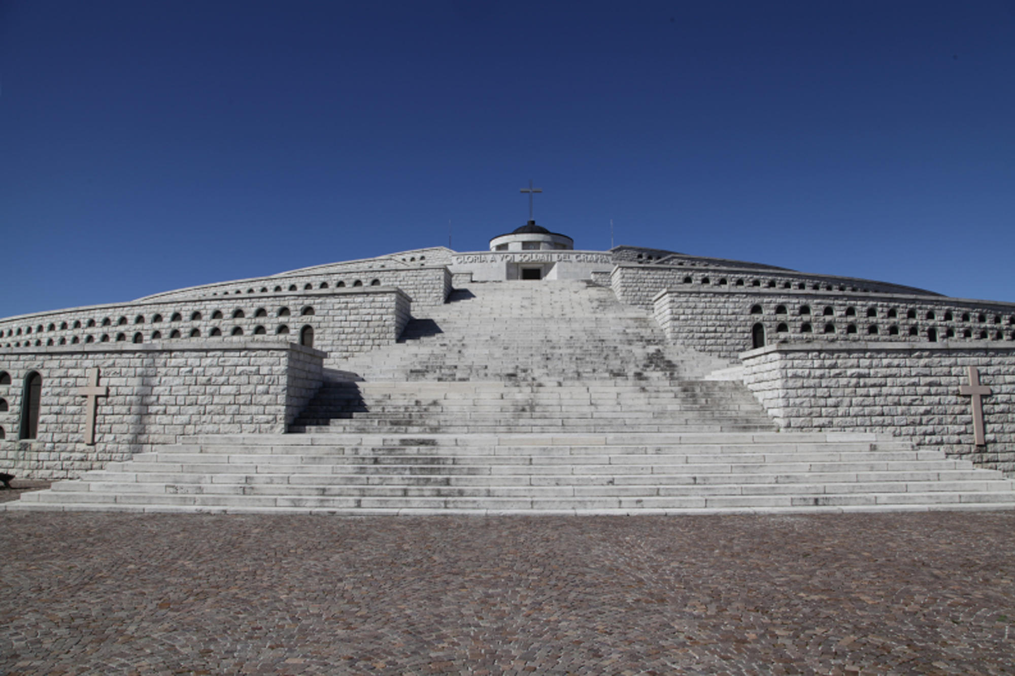 Das Ossarium auf dem Berg Monte Grappa im Norden Italiens hat gigantische Ausmaße.