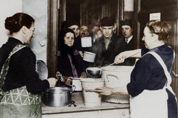 With the global economic crisis at the end of the “Golden Twenties,” many people began to go hungry again. The picture shows a soup kitchen for the needy in Berlin-Schönweide (1931).