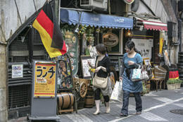 Currywurst, Semmel und Maßkrug auf Reisen: Deutsche Spezialitäten werden wie auf unserem Foto in einem Tokioter Restaurant heute ebenso selbstverständlich angeboten wie asiatische Gerichte hierzulande.