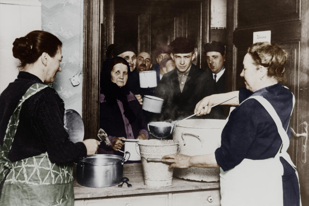 Mit der Weltwirtschaftskrise am Ende der „goldenen Zwanzigerjahre“ kam ab 1929 wieder der Hunger: Das Bild zeigt eine Armenspeisung in einer Suppenküche in Berlin-Schönweide (1931).
