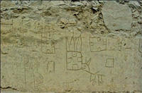 Bei der Grabungskampagne 2005 kam es zu einer aufregenden Entdeckung: 123 Graffiti-Motive waren auf einer Länge von 40 m in die Südwest-Wand eingeritzt worden.