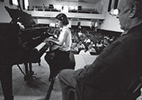 Daniel Barenboim beim Musikunterricht in Ramalah <br/> Foto: Barenbom-Said-Stiftung