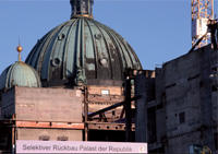 Der "selektive Rückbau" des Palastes der Republik wird nicht von allen Berlinern begrüßt.