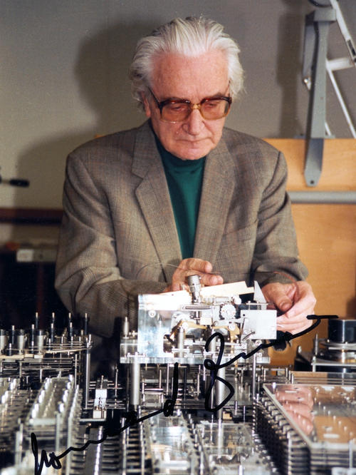 Konrad Zuse mit seiner Rechenmaschine Z1 (1988).