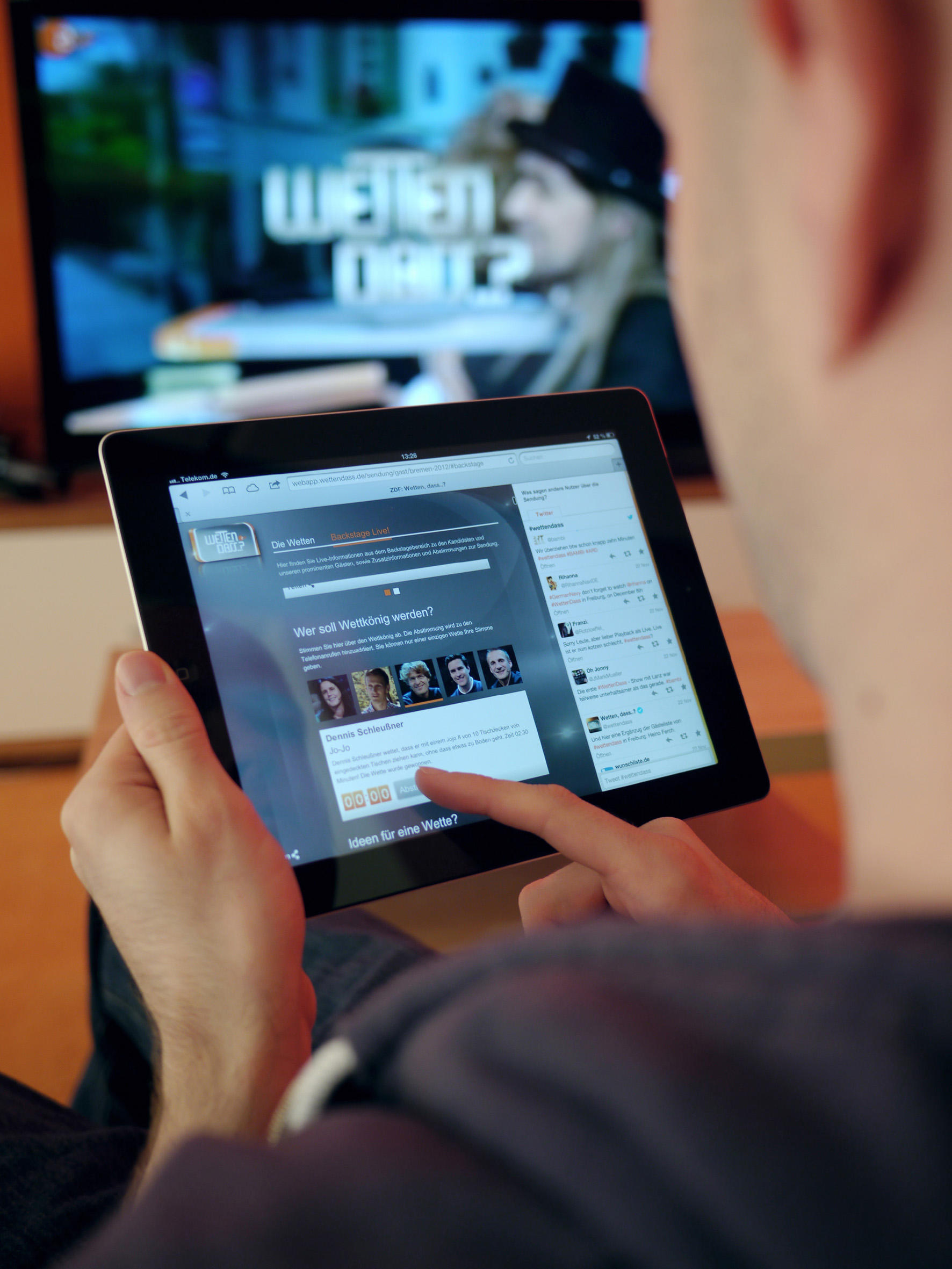 Das Phänomen des Second Screen: Fernsehen und nebenher im Netz surfen, die Sendung online kommentieren oder twittern.