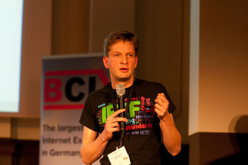 Matthias Wählisch wurde für seine wissenschaftliche Arbeit schon mehrfach ausgezeichnet, er ist ein gefragter Redner, wenn es um das Internet geht, unter anderem beim Berliner Internet Exchange Point (BCIX e. V.).
