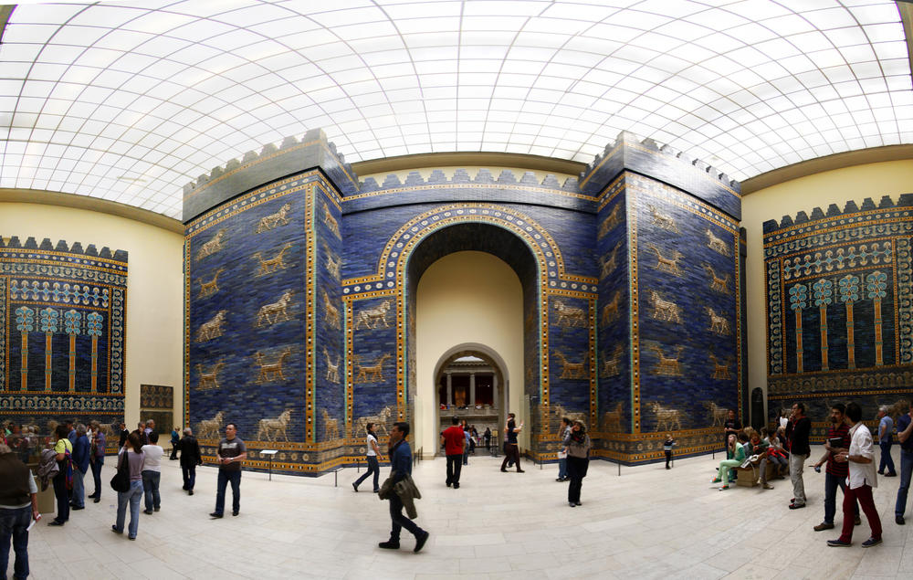 Die Mauern von Babylon mit dem farbenprächtigen Ischtar-Tor zählten einst zu den sieben Weltwundern der Antike. Das Ischtar-Tor wurde rekonstruiert und kann im Vorderasiatischen Museum in Berlin bestaunt werden.