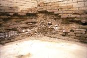 Abb. 7b: Bablylon, Prozessionsstraße; rekonstruiertes Mauerwerk mit Schalung aus gebrannten Ziegeln; ausdiffundierende Feuchtigkeit und Zersetzung der gebrannten Ziegel.