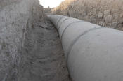 Abb. 19: Verlegung des 50 Meter langen Abflussrohres.