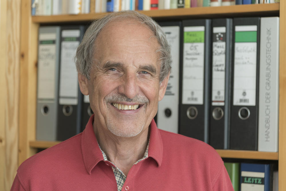 Hartmut Kühne leitete von 1980 bis 2013 ein Ausgrabungsprojekt in Tell Schech Hamad, Syrien, in Kooperation mit der Universität Tübingen und dem Museum Deir ez-Zor, Syrien.