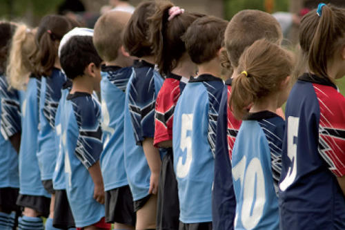 Früh mit Sport zu beginnen, fördert die Entwicklung junger Menschen – gerade mit Mannschaftssport.
