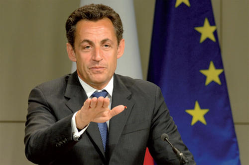 Im Gegensatz zu Jaques Chirac lässt Nicolas Sarkozy die europäische neben der französischen Flagge hissen.