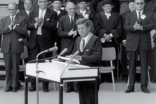 John F. Kennedy, 1963 Gast an der Freien Universität: Der Einzelne soll nicht nur an sich denken, sondern auch daran, was er für andere, für sein Land leisten kann. Eine Aufforderung für ein besseres gesellschaftliches Zusammenleben.